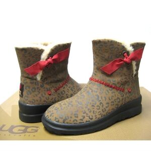 NWT.UGG I HEART LAOPARD CHESTNUT WOMEN BOOTS siz 6.